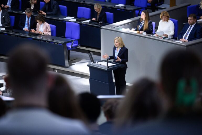 Der Gesetzentwurf von Gesundheitsministerin Nina Warken soll eine flexiblere Umsetzung vor Ort ermöglichen.