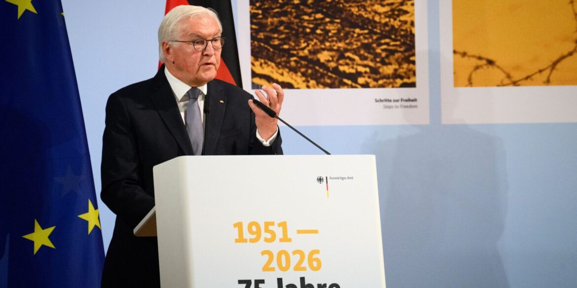 Bundespräsident Frank-Walter Steinmeier kritisiert den Iran-Krieg in seiner Rede zum 75. Jahrestag der Wiedergründung des Auswärtigen Amts nach dem Zweiten Weltkrieg scharf.