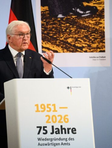 Bundespräsident Frank-Walter Steinmeier kritisiert den Iran-Krieg in seiner Rede zum 75. Jahrestag der Wiedergründung des Auswärtigen Amts nach dem Zweiten Weltkrieg scharf.