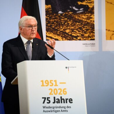 Bundespräsident Frank-Walter Steinmeier kritisiert den Iran-Krieg in seiner Rede zum 75. Jahrestag der Wiedergründung des Auswärtigen Amts nach dem Zweiten Weltkrieg scharf.