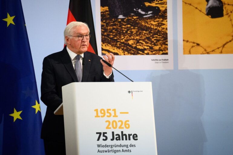 Bundespräsident Frank-Walter Steinmeier kritisiert den Iran-Krieg in seiner Rede zum 75. Jahrestag der Wiedergründung des Auswärtigen Amts nach dem Zweiten Weltkrieg scharf.