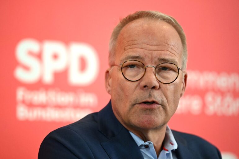 Die schwarz-rote Bundesregierung hat es bisher vermieden, sich eindeutig zur Völkerrechtsfrage zu positionieren.