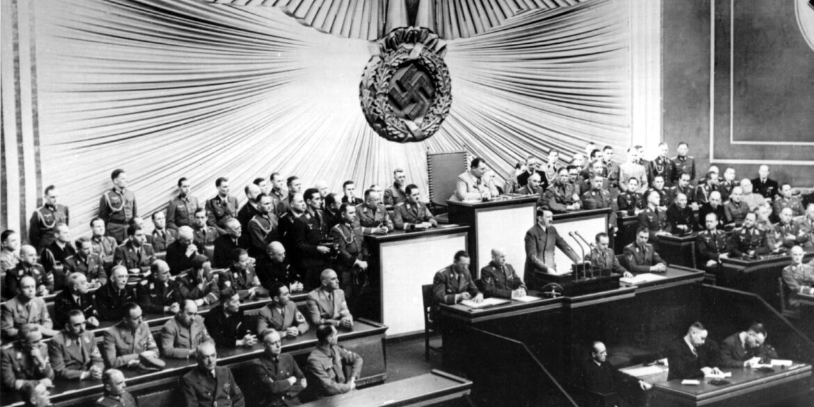 Auch Adolf Hitler, hier bei seiner Rede vor dem Reichstag in Berlin am 1. September 1939, findet sich in den Unterlagen des US-Nationalarchivs.