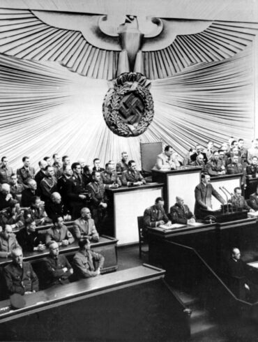 Auch Adolf Hitler, hier bei seiner Rede vor dem Reichstag in Berlin am 1. September 1939, findet sich in den Unterlagen des US-Nationalarchivs.