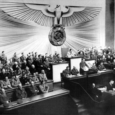 Auch Adolf Hitler, hier bei seiner Rede vor dem Reichstag in Berlin am 1. September 1939, findet sich in den Unterlagen des US-Nationalarchivs.