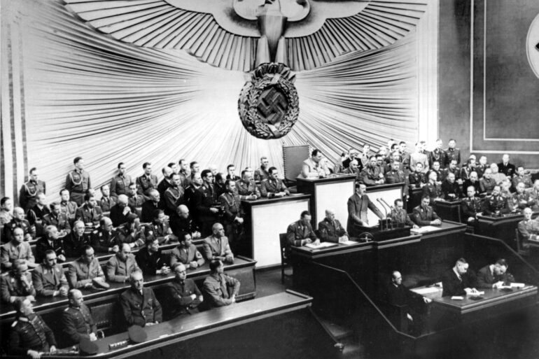 Auch Adolf Hitler, hier bei seiner Rede vor dem Reichstag in Berlin am 1. September 1939, findet sich in den Unterlagen des US-Nationalarchivs.