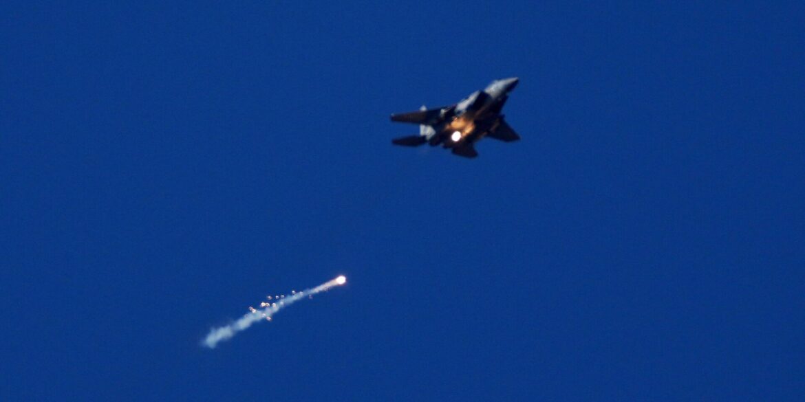 Israels Luftwaffe hat nach Angaben der Armee weitere Raketenstellungen im Iran angegriffen. (Archivbild)
