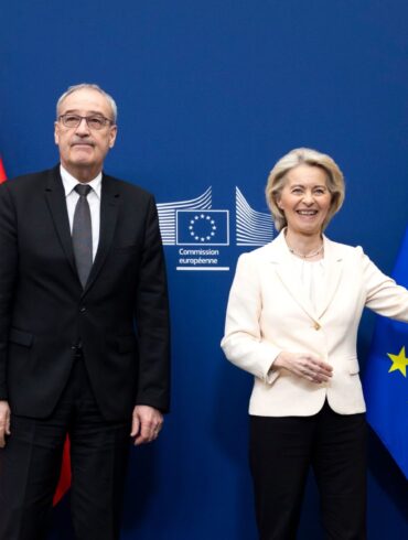 Unterzeichneten die Abkommen in Brüssel: EU-Kommissionspräsidentin Ursula von der Leyen und Guy Parmelin, Bundespräsident der Schweiz.