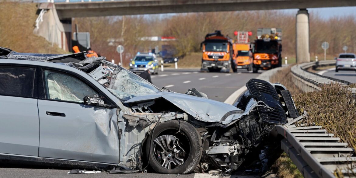 Das Auto des Verkehrsministers überschlug sich bei dem Unfall.