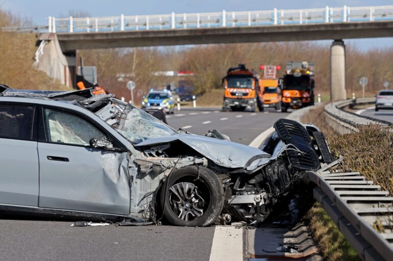 Das Auto des Verkehrsministers überschlug sich bei dem Unfall.