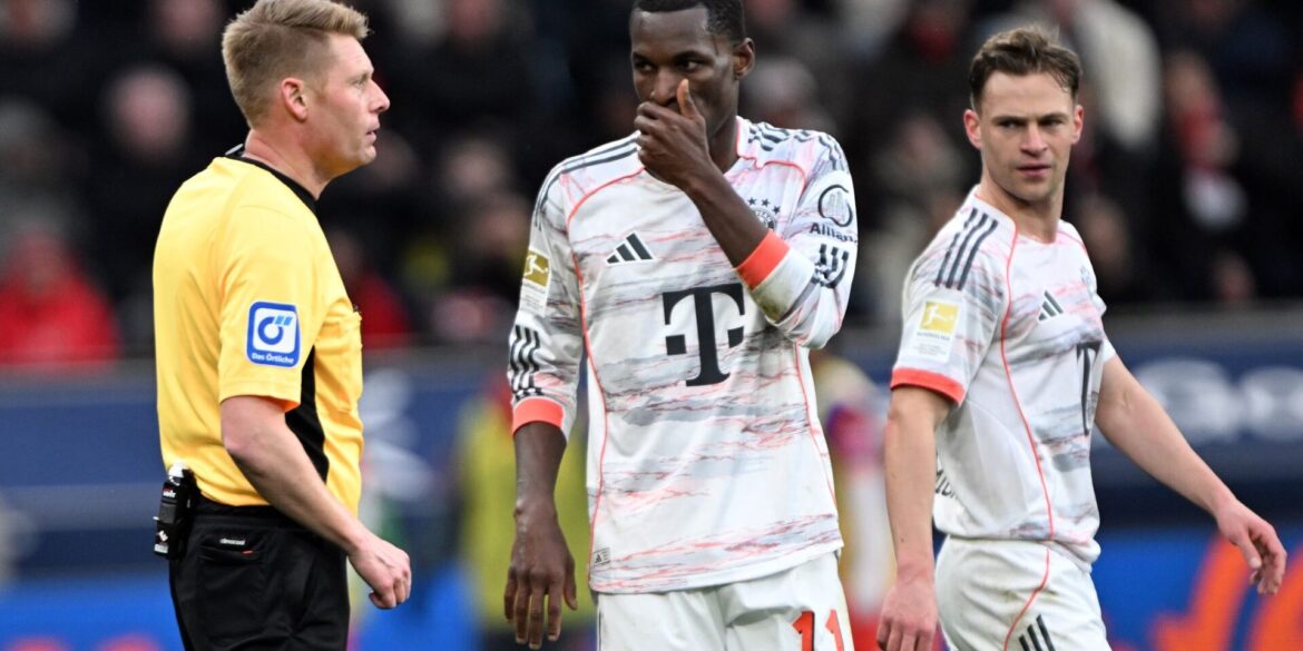 Turbulentes Spiel in Leverkusen: Bayern-Stürmer Nicolas Jackson (M) sah die Rote Karte.