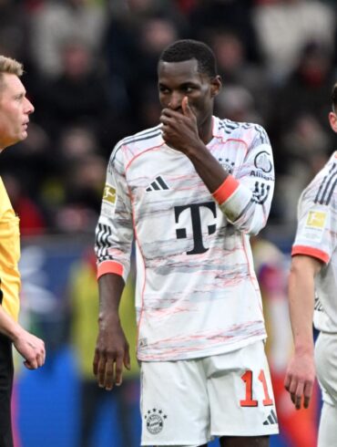 Turbulentes Spiel in Leverkusen: Bayern-Stürmer Nicolas Jackson (M) sah die Rote Karte.