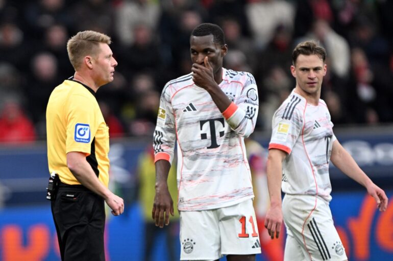 Turbulentes Spiel in Leverkusen: Bayern-Stürmer Nicolas Jackson (M) sah die Rote Karte.
