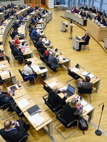 Die AfD liegt in Umfragen deutlich vor. Wenige Monate vor der Landtagswahl in Sachsen-Anhalt planen die anderen Parteien umfassende Reformen. (Archivbild)