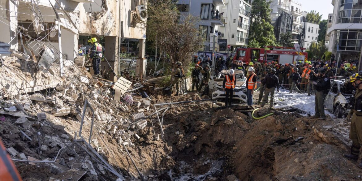 In Israel schlagen weiterhin aus dem Iran abgefeuerte Raketen ein.