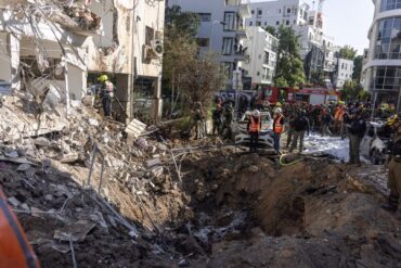 In Israel schlagen weiterhin aus dem Iran abgefeuerte Raketen ein.