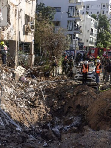 In Israel schlagen weiterhin aus dem Iran abgefeuerte Raketen ein.