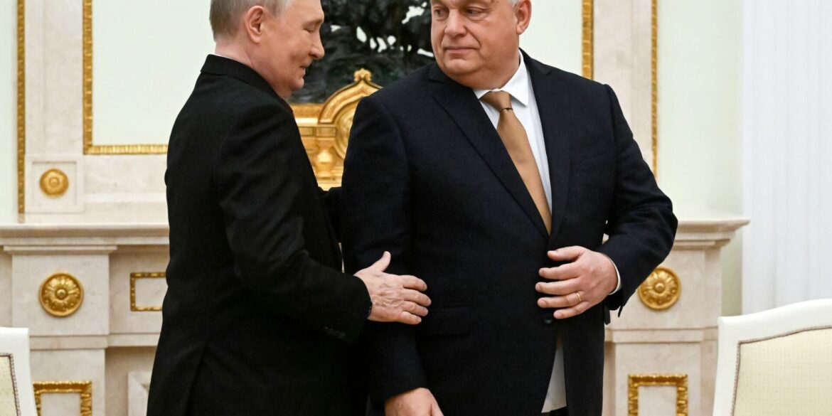 Kremlchef Wladimir Putin lässt auf Bitte des ungarischen Ministerpräsidenten Viktor Orban zwei Kriegsgefangene frei. (Archivbild)