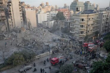 Ein israelischer Luftangriff hat in der libanesischen Hauptstadt ein mehrstöckiges Gebäude dem Erdboden gleichgemacht.