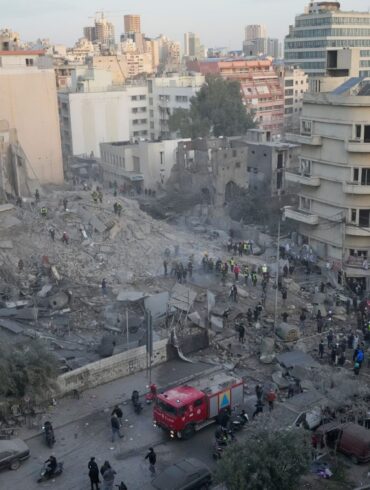 Ein israelischer Luftangriff hat in der libanesischen Hauptstadt ein mehrstöckiges Gebäude dem Erdboden gleichgemacht.