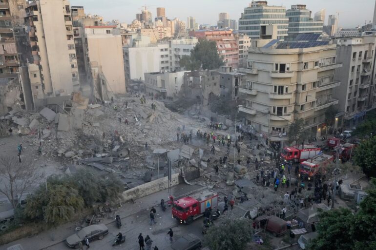 Ein israelischer Luftangriff hat in der libanesischen Hauptstadt ein mehrstöckiges Gebäude dem Erdboden gleichgemacht.