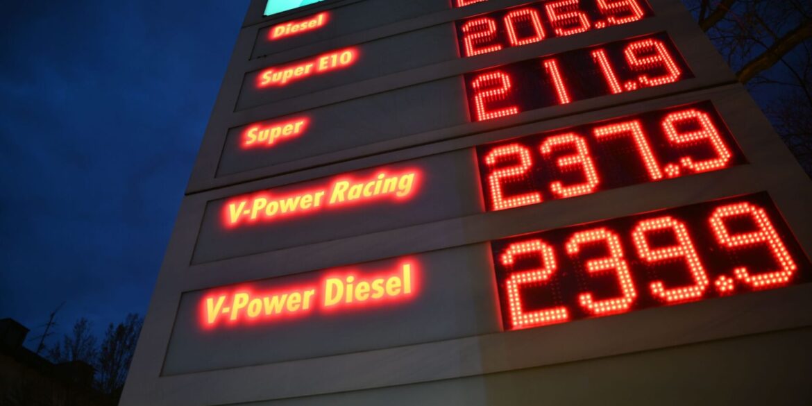 Die Bundesregierung will wegen der steigenden Spritpreise eingreifen.