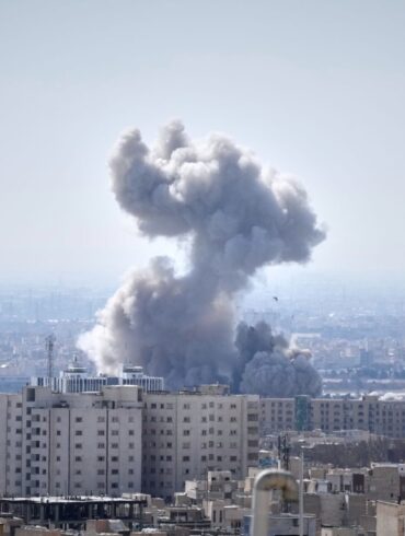 Wie lange die Angriffe auf den Iran und die iranischen Gegenangriffe auf Ziele in Israel und mehreren arabischen Staaten andauern werden, ist noch nicht absehbar.