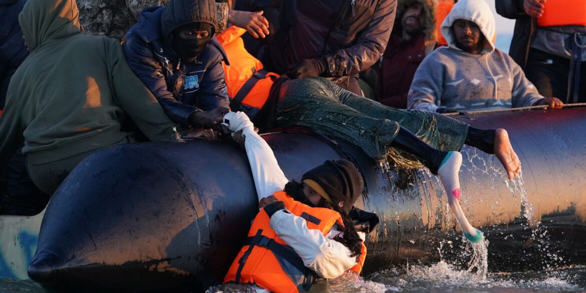 Menschen drängen sich an Bord eines kleinen Bootes vor der Küste von Dünkirchen in Frankreich, während sie versuchen den Ärmelkanal nach Großbritannien zu überqueren.