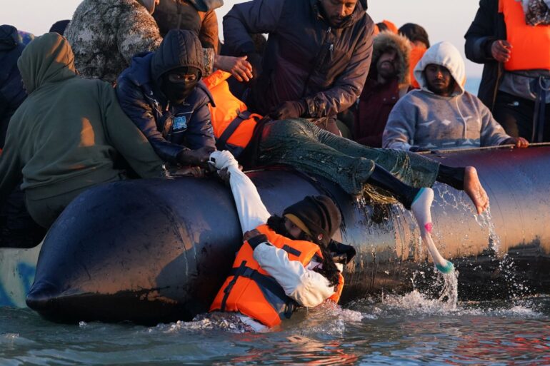 Menschen drängen sich an Bord eines kleinen Bootes vor der Küste von Dünkirchen in Frankreich, während sie versuchen den Ärmelkanal nach Großbritannien zu überqueren.