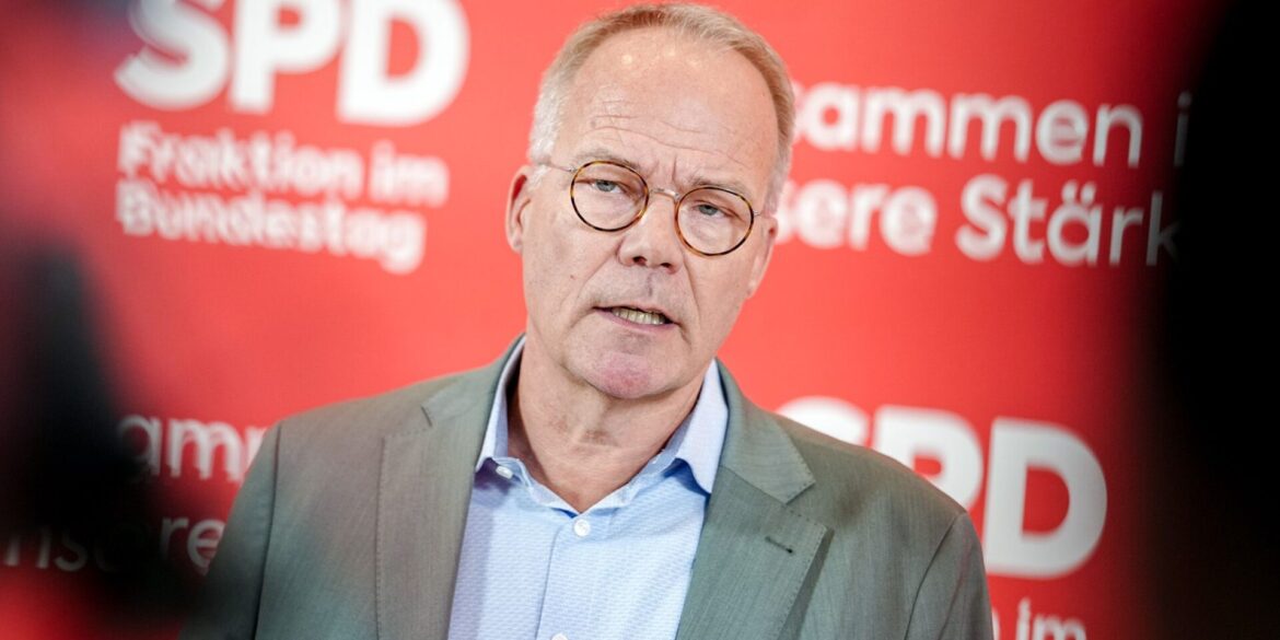 SPD-Fraktionschef Matthias Miersch warnt vor massivsten wirtschaftlichen Auswirkungen wegen der Blockade der Straße von Hormus. (Archivbild)