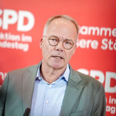 SPD-Fraktionschef Matthias Miersch warnt vor massivsten wirtschaftlichen Auswirkungen wegen der Blockade der Straße von Hormus. (Archivbild)