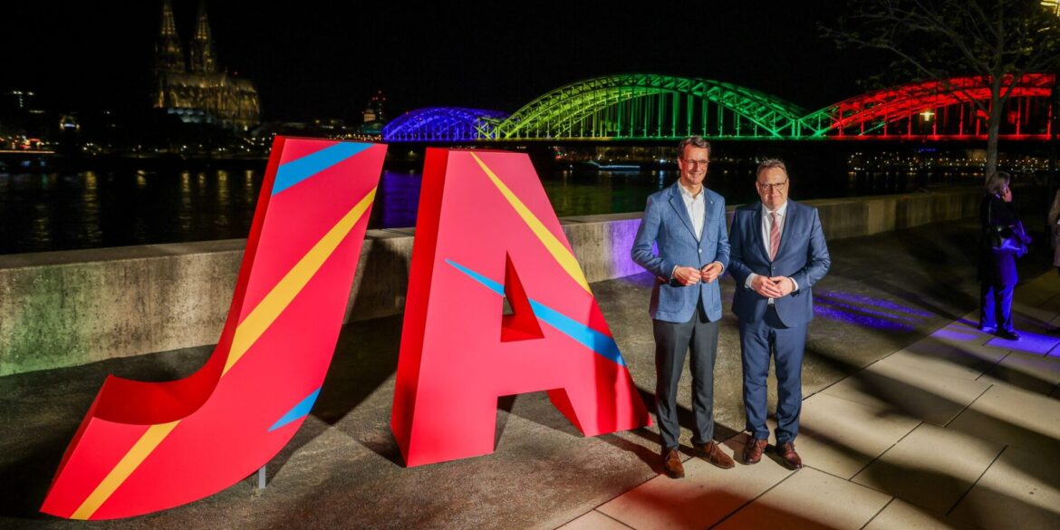 Ministerpräsident Hendrik Wüst (l) und Kölns Oberbürgermeister Torsten Burmester freuen sich über das Ja beim Olympia-Entscheid.