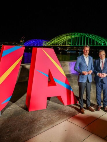 Ministerpräsident Hendrik Wüst (l) und Kölns Oberbürgermeister Torsten Burmester freuen sich über das Ja beim Olympia-Entscheid.