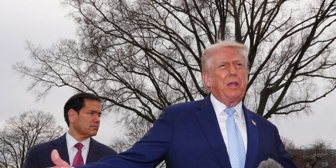 Donald Trump (r.) und Marco Rubio stellen erneut den Sinn der Nato infrage. (Archivbild)