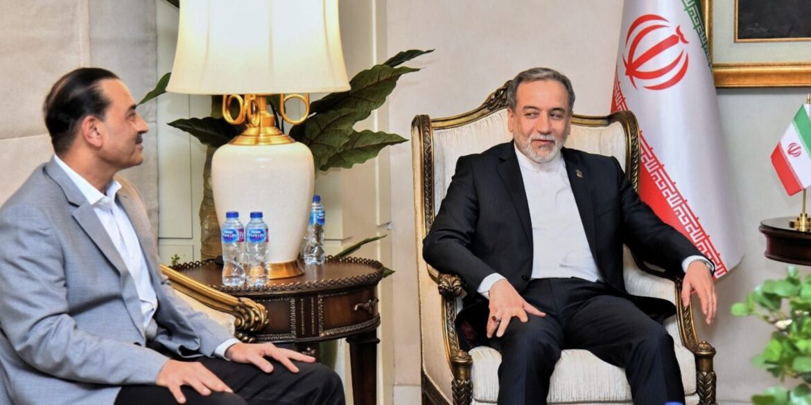 Irans Außenminister Araghtschi spricht mit den pakistanischen Vermittlern.