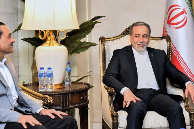 Irans Außenminister Araghtschi spricht mit den pakistanischen Vermittlern.
