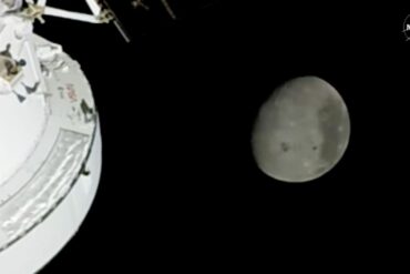 Dieses von der NASA zur Verfügung gestellte Videostandbild zeigt den Mond von einer Kamera außerhalb des Orion-Raumschiffs, nachdem die Crew der «Artemis 2»-Mondmission sich weiter von der Erde entfernt hat als jemals Menschen zuvor.