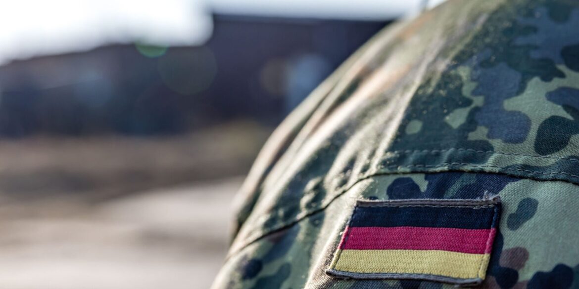 Die Bundeswehr will Bescheid wissen, wo sich mögliche Wehrdienstleistende aufhalten. (Symbolbild)