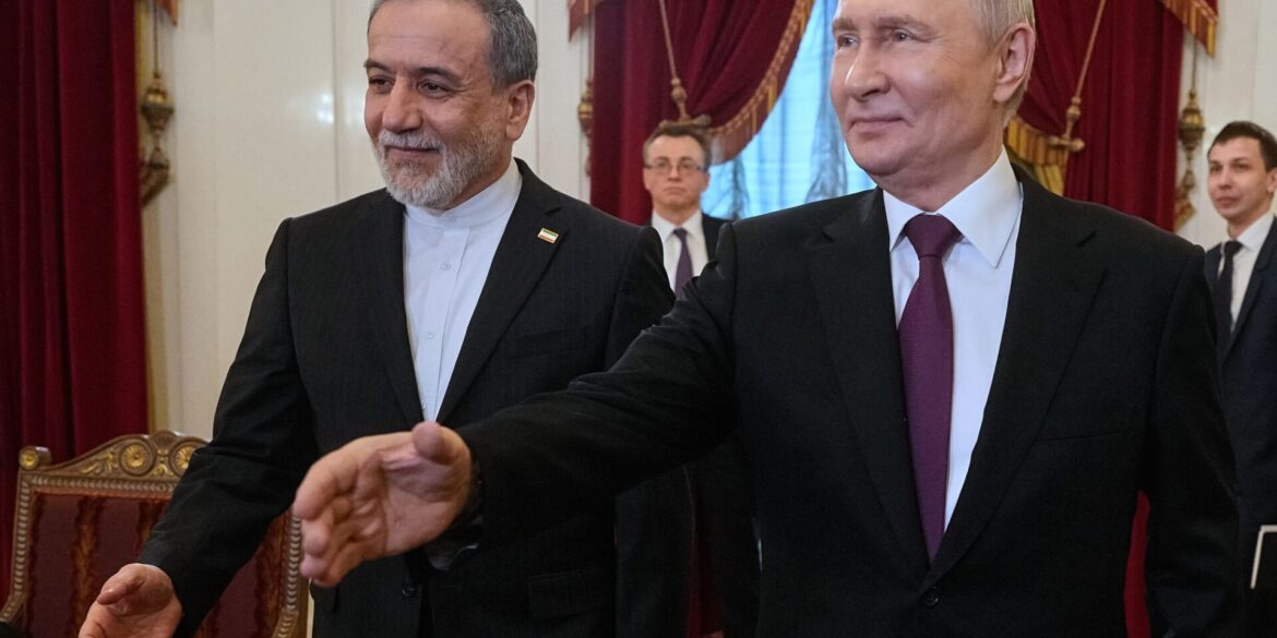 Der russische Präsident Wladimir Putin, rechts, und der iranische Außenminister Abbas Araghtschi sprachen in Moskau über den Iran-Krieg