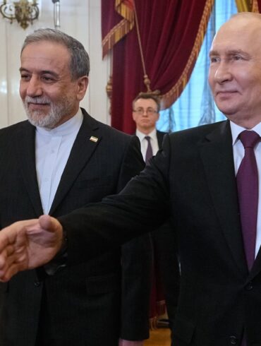 Der russische Präsident Wladimir Putin, rechts, und der iranische Außenminister Abbas Araghtschi sprachen in Moskau über den Iran-Krieg