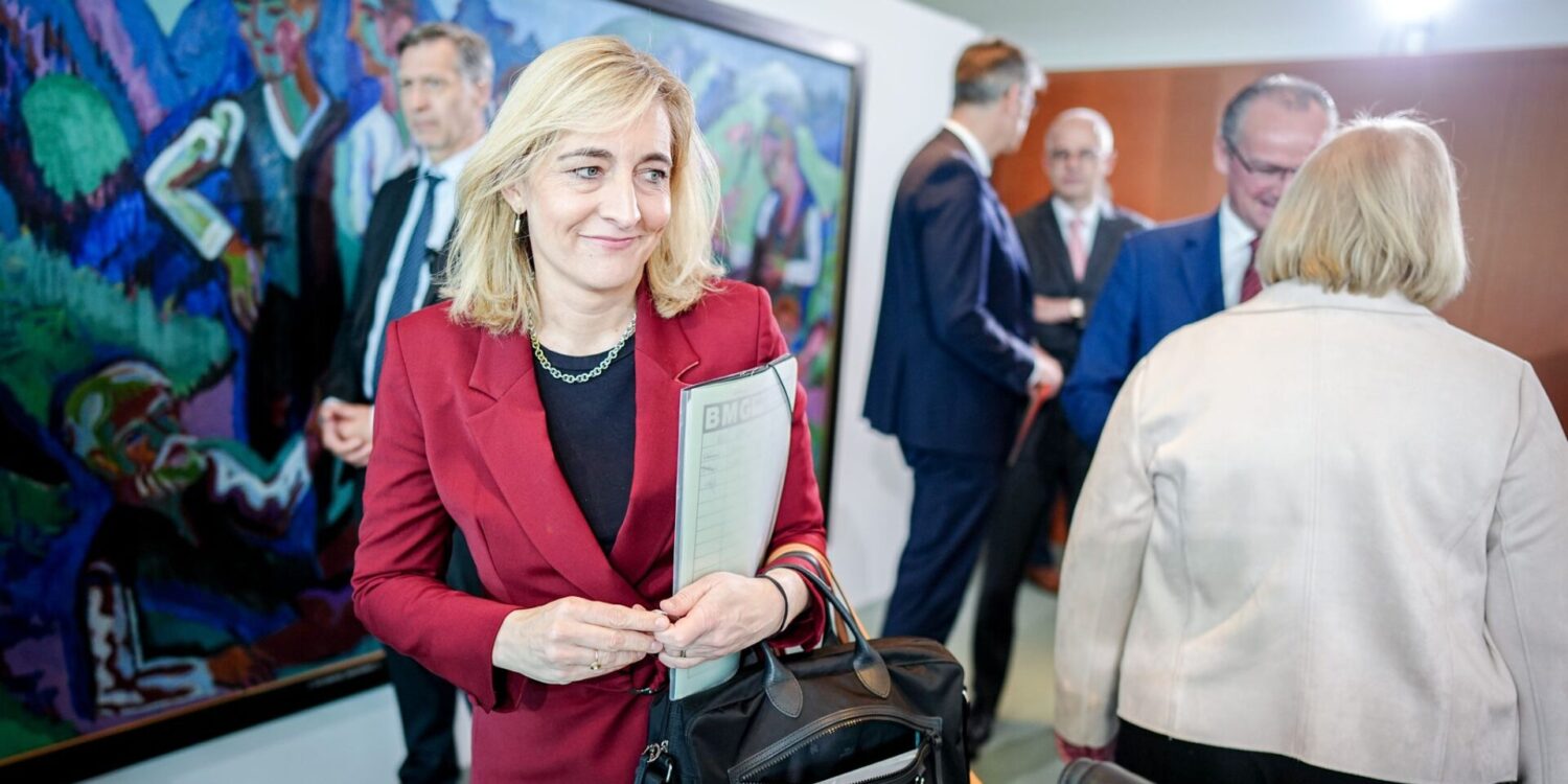 Gesundheitsministerin Nina Warken plant Milliarden-Einsparungen bei Gesundheitskosten.