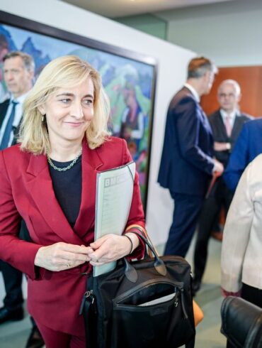 Gesundheitsministerin Nina Warken plant Milliarden-Einsparungen bei Gesundheitskosten.