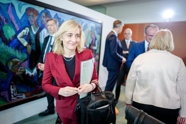 Gesundheitsministerin Nina Warken plant Milliarden-Einsparungen bei Gesundheitskosten.
