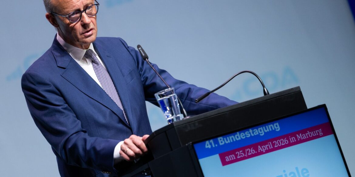 Merz erklärt in Marburg, was er mit «Basisabsicherung» bei der Rente gemeint hat.