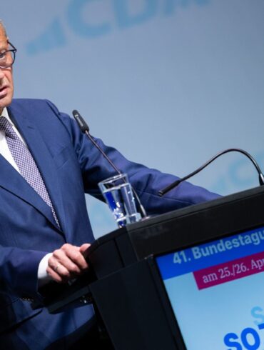 Merz erklärt in Marburg, was er mit «Basisabsicherung» bei der Rente gemeint hat.
