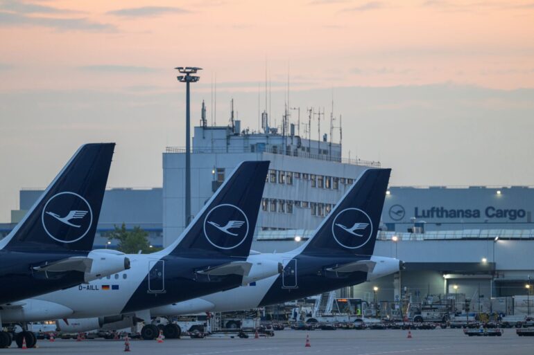 Lufthansa stellt erste Flugzeuge an den Boden.