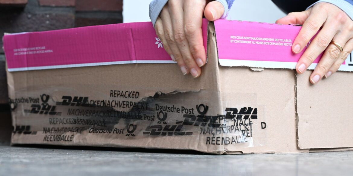 Das mit Klebeband notdürftig geflickte Paket ist endlich da, der Inhalt kaputt: Eine beispielhafte Szene aus Deutschland im November 2025.