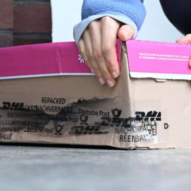Das mit Klebeband notdürftig geflickte Paket ist endlich da, der Inhalt kaputt: Eine beispielhafte Szene aus Deutschland im November 2025.