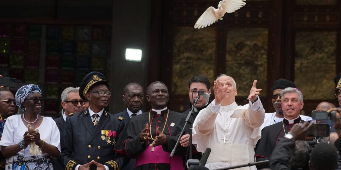 Leo ist seit Mai vergangenen Jahres Oberhaupt von weltweit 1,4 Milliarden Katholiken. In Bamenda lässt er eine weiße Taube fliegen.