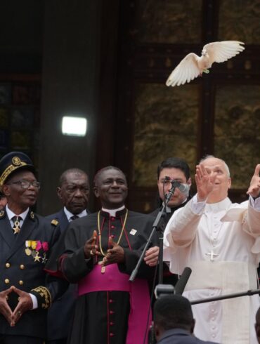 Leo ist seit Mai vergangenen Jahres Oberhaupt von weltweit 1,4 Milliarden Katholiken. In Bamenda lässt er eine weiße Taube fliegen.